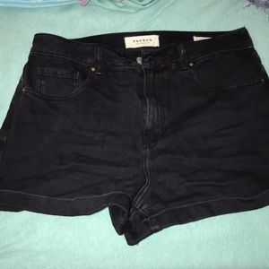 Black mom shorts size 30 pac sun